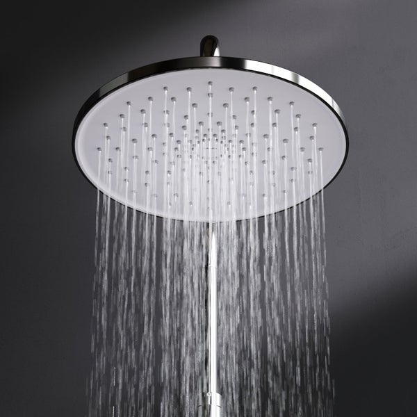 Runde Kopfbrause aus Metall mit laufendem Wasserstrahl für eine Dusche