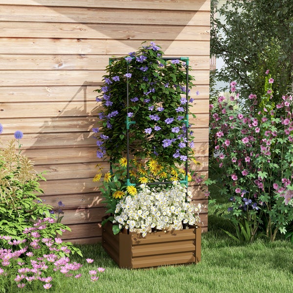 Detailansicht eines Hochbeets aus Metall mit abgerundeten Kanten zur Sicherheit, gezeigt mit einer Hand, Gartenwerkzeug und Pflanzen.