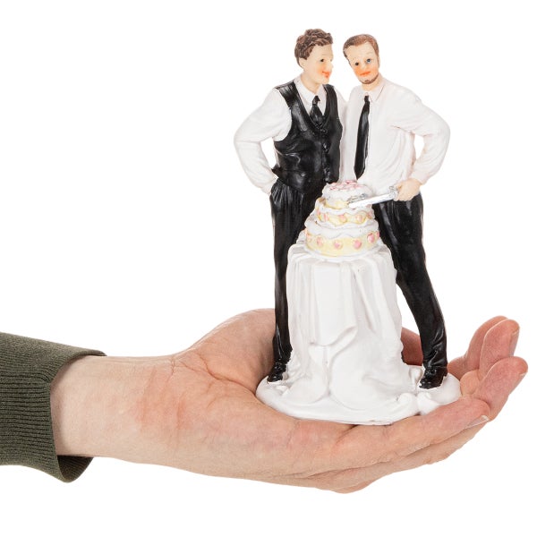 Tortenfigur Hochzeit Männerpaar, zwei Bräutigame schneiden eine mehrstöckige Hochzeitstorte an, dekorative Kunststofffigur für Torten.