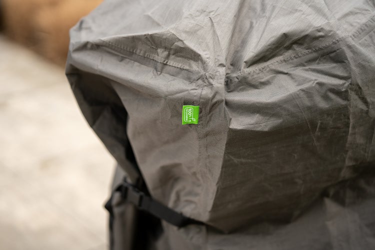 Schutzhülle aus recycelbarem Material mit Siegel "100 % recycelbar"