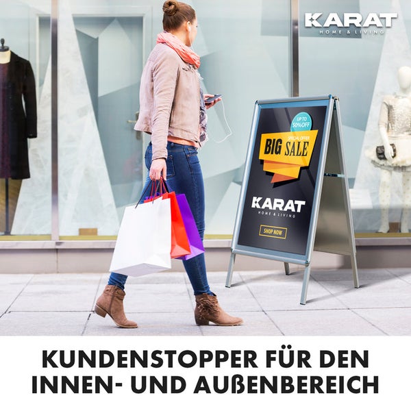 Kundenstopper für den Innen- und Außenbereich mit Werbeplakat vor einem Schaufenster