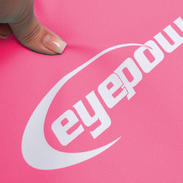 Detailaufnahme eines pinkfarbenen Produkts mit dem Eyepower Logo und einer Hand, die das Material berührt