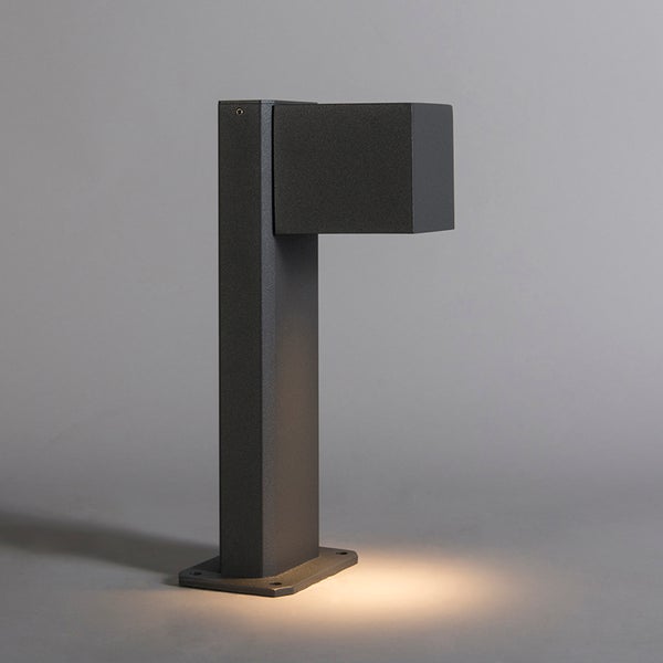 Moderne, anthrazitfarbene Außen-Wegeleuchte aus Metall mit quadratischem Lampenkopf und nach unten gerichtetem Licht.