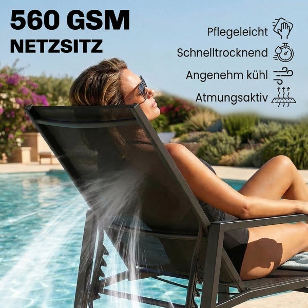 Frau auf einer Gartenliege mit 560 Gramm pro Quadratmeter Netzsitz am Pool. Vorteile: pflegeleicht, schnelltrocknend, kühl und atmungsaktiv.