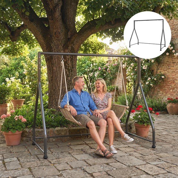Metallgestell für Hängesessel in einem Garten unter einem Baum mit zwei Personen; Detailansicht des Rahmens oben rechts im Bild.