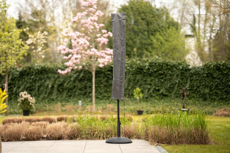 Schutzhülle für Sonnenschirm im Garten