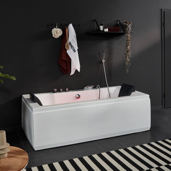 Moderne weiße Rechteckbadewanne mit zwei Kopfstützen, Armaturen und Duschkopf in einem eleganten Badezimmer.