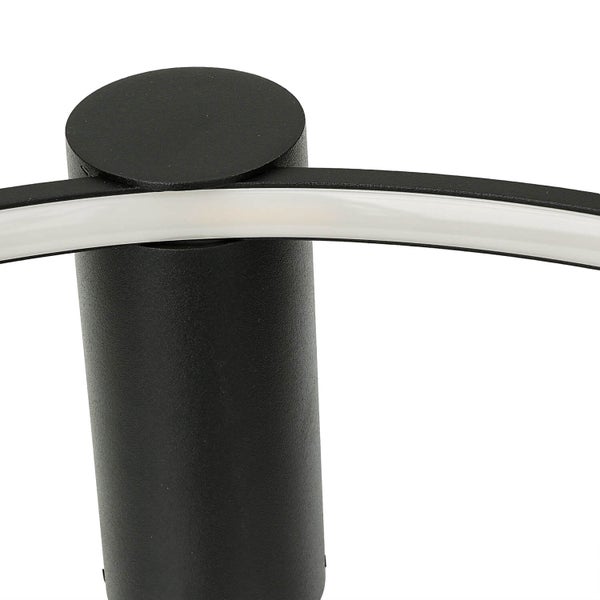 Detailaufnahme einer schwarzen Außenleuchte mit LED-Beleuchtung