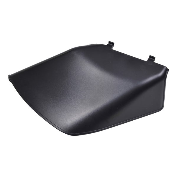 Eine Frau trägt einen zusammengeklappten, leichten Klapptisch.