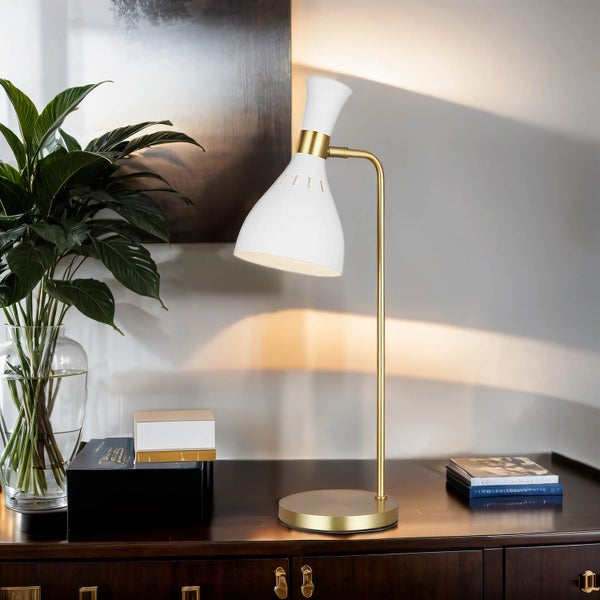 Tischleuchte mit verstellbarem Arm, Bücher und Dekoration auf einer Kommode