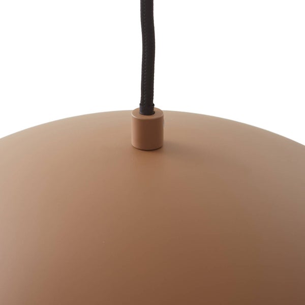 Detailansicht einer Pendelleuchte mit mattem terrakottafarbenem Schirm, passendem Anschluss und dunklem Textilkabel.