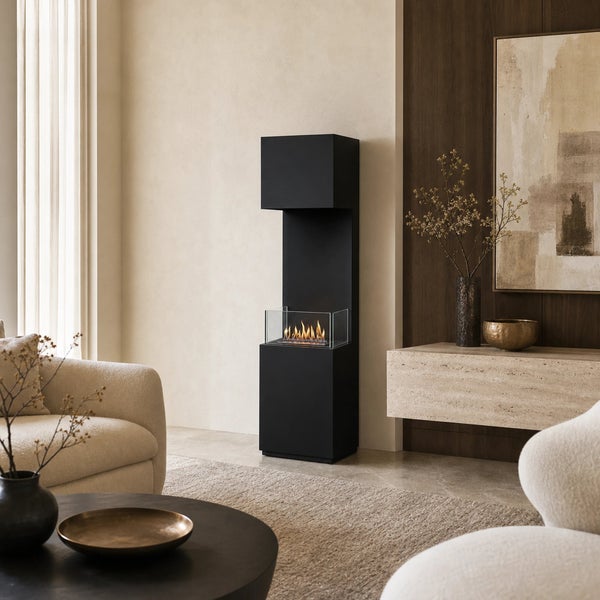 Freistehender Bioethanol Kamin in einem modernen Wohnzimmer mit beigen Moebeln und Travertin Wandverkleidung.