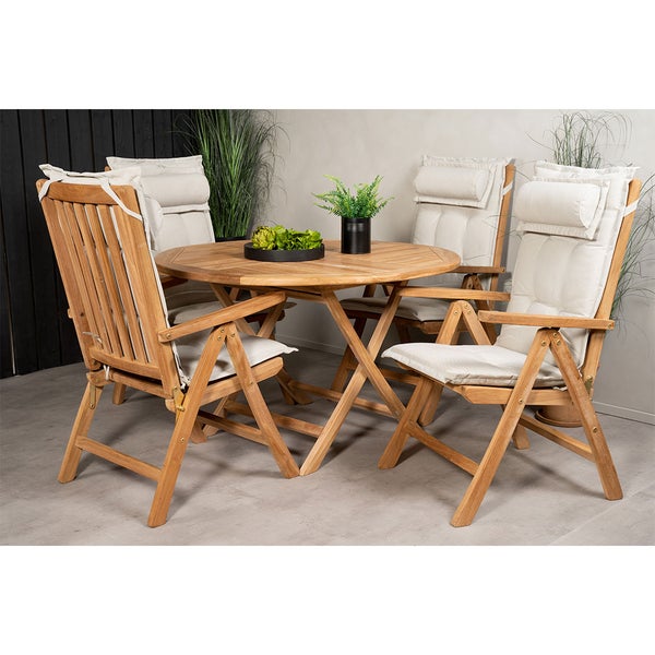Gartenmöbel-Set aus Holz mit rundem Tisch und vier Klappstühlen inklusive cremefarbenen Auflagen und Kopfpolstern.