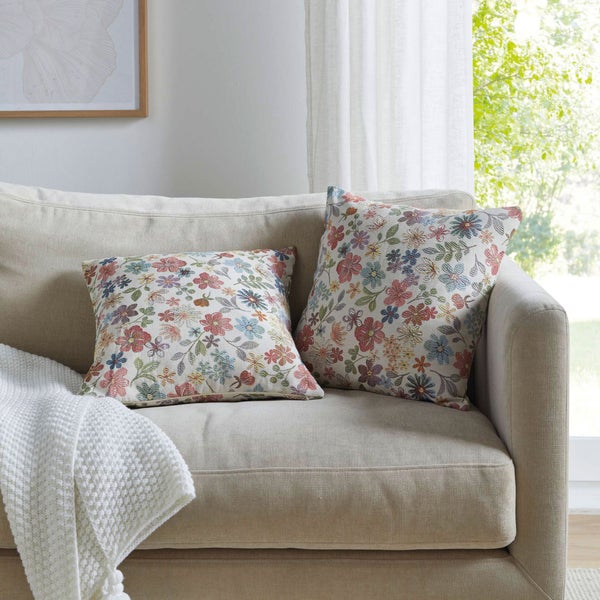 Zwei Zierkissen mit Blumenmuster auf einem Sofa