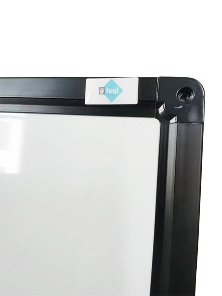 Detailansicht der oberen Ecke eines Whiteboards mit schwarzem Rahmen und ival Logo.