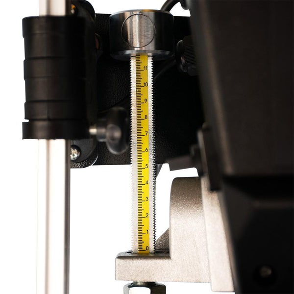 Nahaufnahme einer Bohrmaschine mit Tiefenanschlag