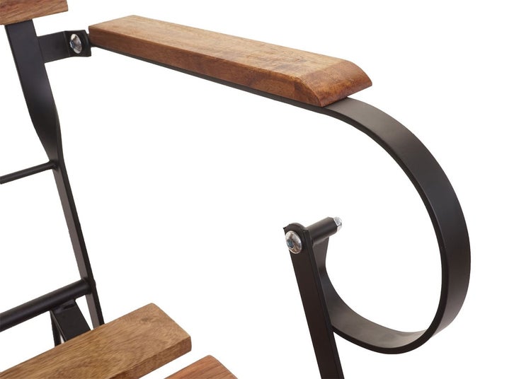 Detailansicht eines Gartenstuhls mit Armlehne aus Holz und Metall