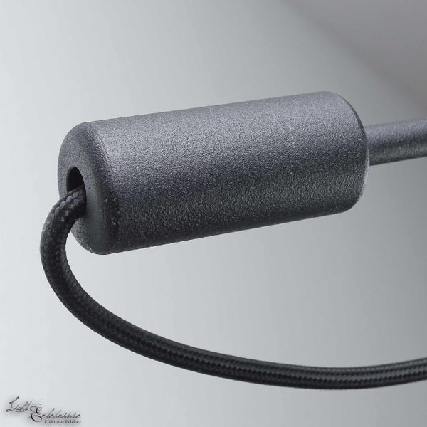 Detailaufnahme einer schwarzen Lampenleitung mit Zugentlastung