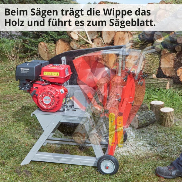 Brennholzsäge mit Holzwippe im Einsatz beim Sägen von Holz
