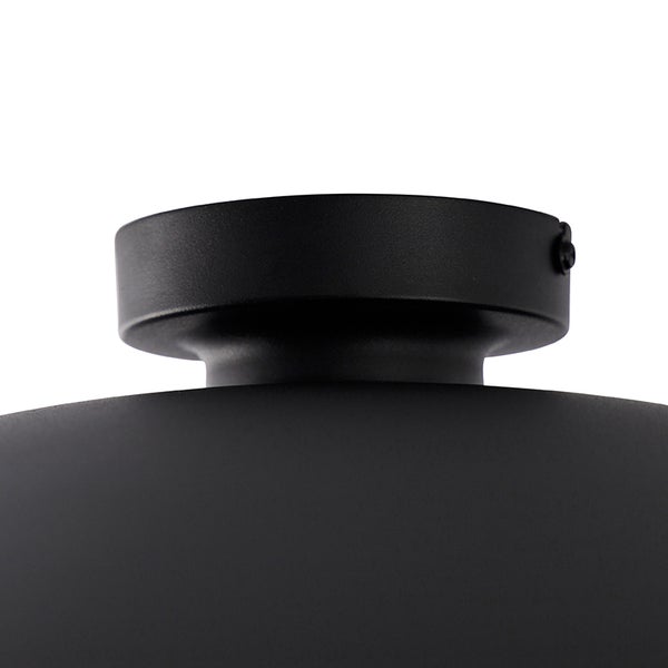 Detailansicht einer schwarzen Deckenleuchte