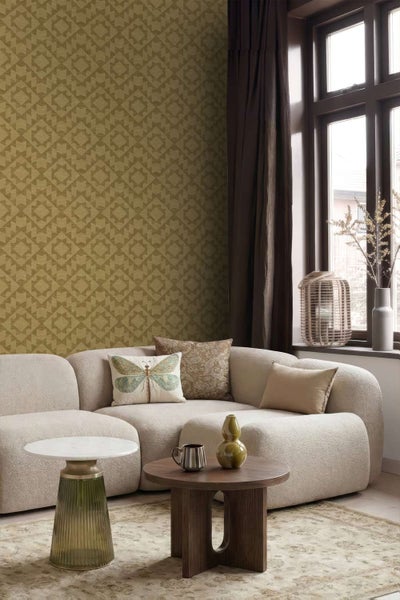 Wohnzimmer mit Vliestapete mit geometrischem Muster, helles Sofa, Couchtische und Fenster mit dunklen Vorhängen, gemütliche Atmosphäre