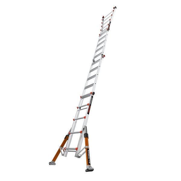 Ausziehbare Aluminium Kombileiter von Little Giant All Terrain in ausgezogener Anlegeposition für den Einsatz in unebenem Gelände