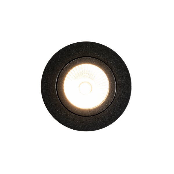 Runder LED-Einbaustrahler in Schwarz mit eingeschaltetem, warmweißem Licht.