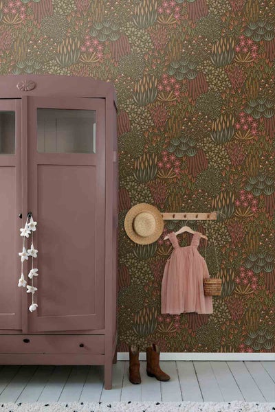 Vliestapete mit floralem Waldmuster, Holzschrank, Kleiderhaken mit Kinderkleid und Hut sowie Stiefel auf hellem Holzboden.