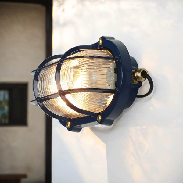 Blaue Wandleuchte mit Schutzgitter und klarem Glas