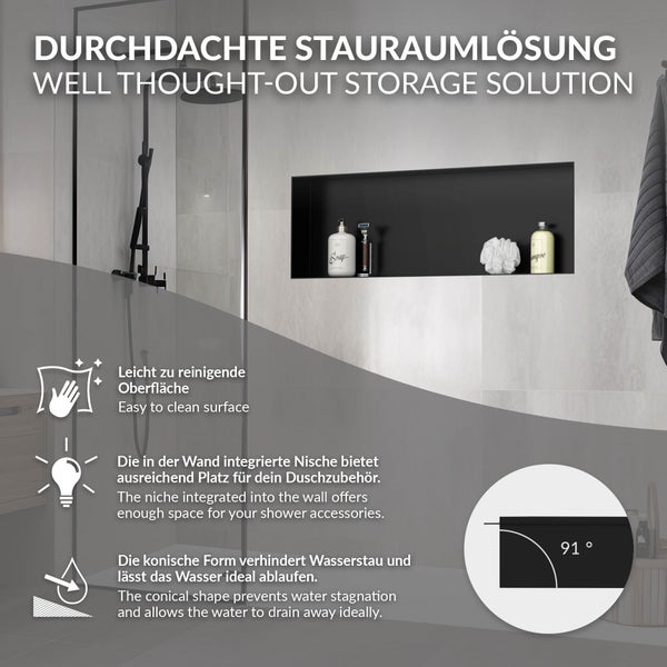 Modernes, hell gefliestes Badezimmer mit integrierter schwarzer Wandnische. Die Nische hat eine 91 Grad Neigung für optimalen Wasserablauf.