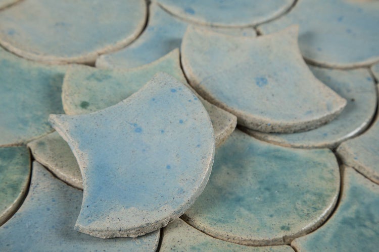 Nahaufnahme von blauen Keramik-Fischschuppenfliesen