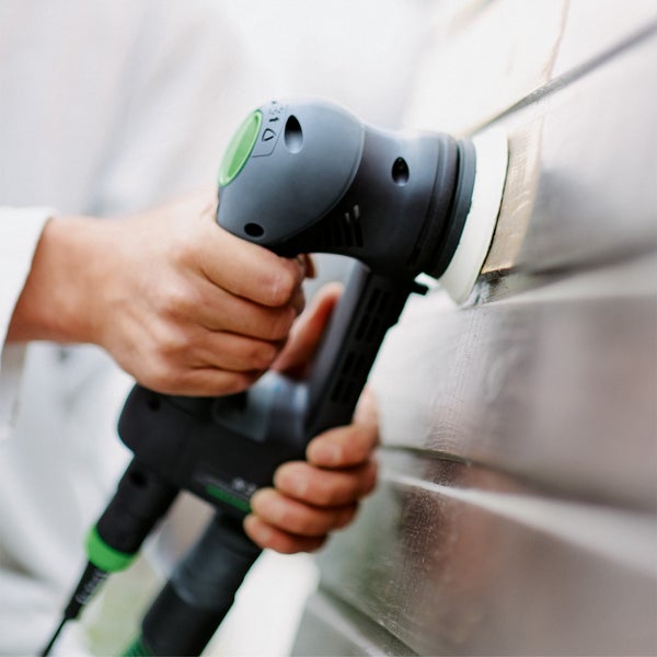 Festool Exzenterschleifer beim Schleifen von Holz