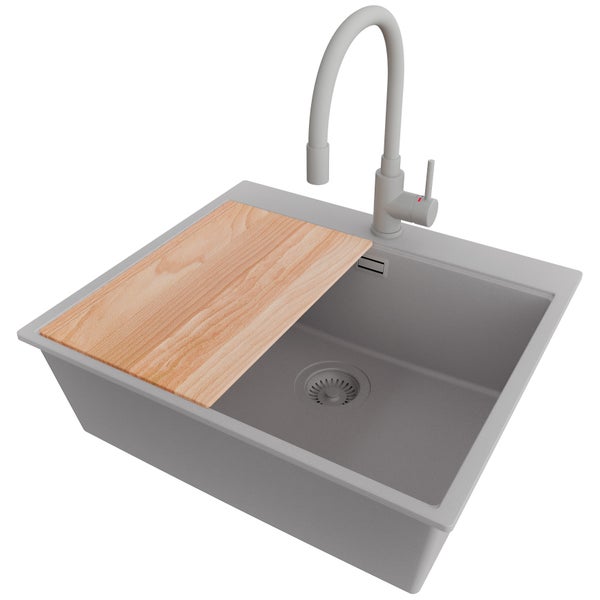 Spüle mit Schneidebrett und Wasserhahn