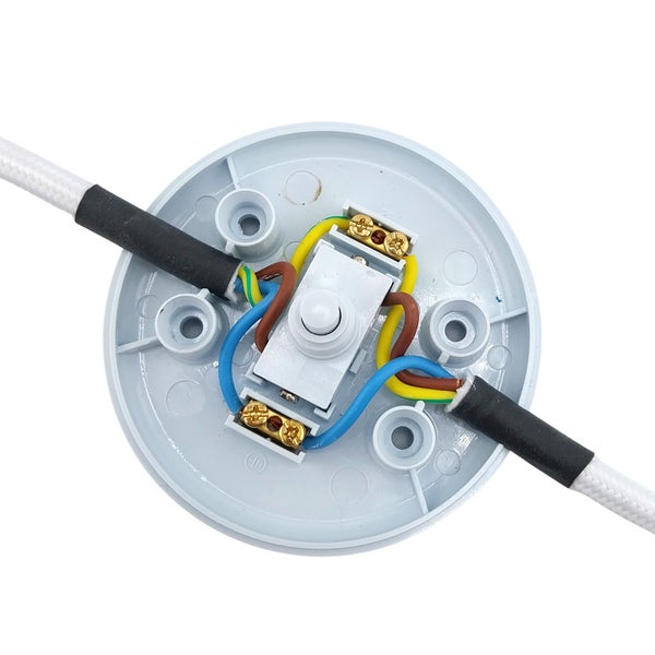 Offene Verteilerdose mit angeschlossenen Kabeln für Elektroinstallation