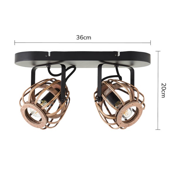 Zweiflammiger Deckenstrahler mit schwarzen Metallelementen und hölzernen Schirmen in Käfigoptik, Breite 36 Zentimeter, Höhe 20 Zentimeter.