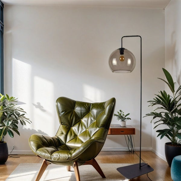 Einrichtungsidee mit grünem Sessel, Stehlampe und Zimmerpflanzen