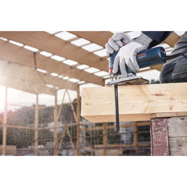 Eine Person sägt ein Holzbrett mit einer Bosch Stichsäge.