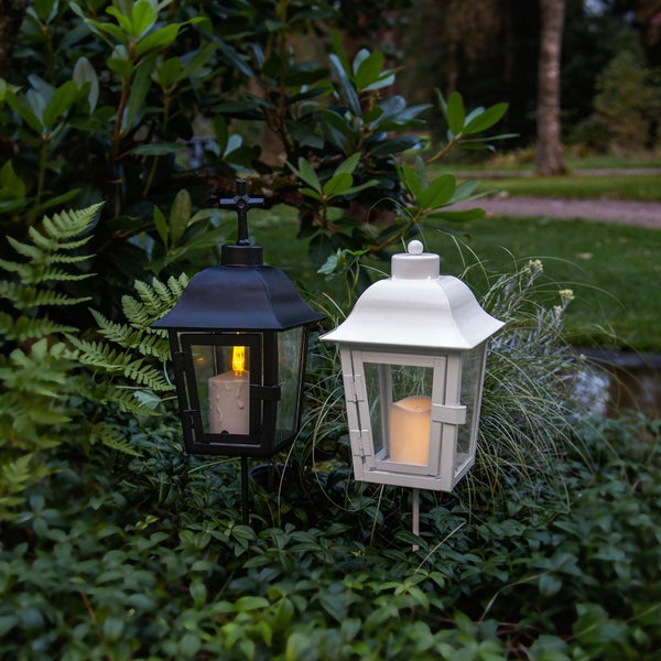 Zwei Grablichter mit LED Kerze im Beet