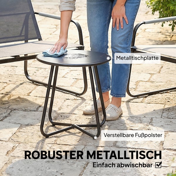 Robuster runder Metalltisch auf heller Steinterrasse. Metalltischplatte ist einfach abwischbar. Tischbeine verfügen über verstellbare Fußpolster.