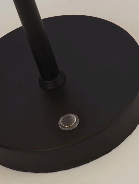 Detailaufnahme des Fußes einer Stehlampe mit Schalter