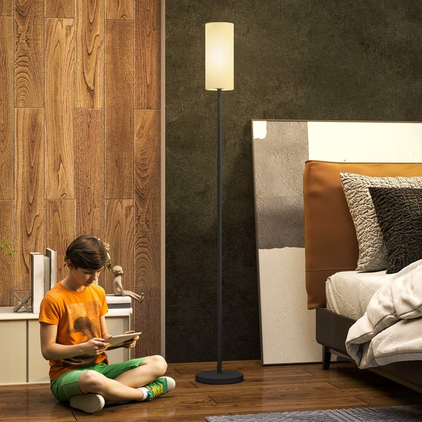 Stehlampe in einem Schlafzimmer mit einem Jungen, der ein Tablet benutzt