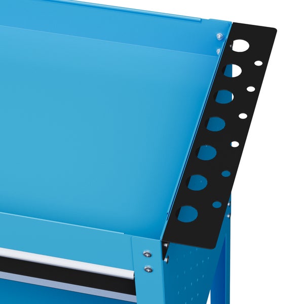 Detailansicht eines blauen Werkstattwagens aus Metall mit einer schwarzen Werkzeugaufnahme für Schraubendreher.