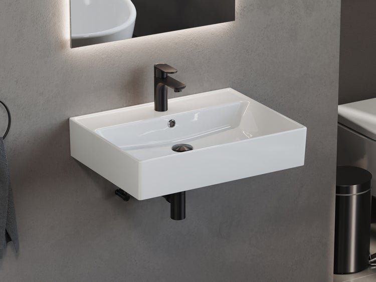 Weißes Aufsatzwaschbecken mit schwarzer Armatur im Badezimmer.