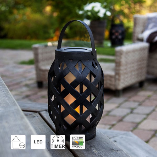 Zwei LED Solarleuchten im Garten