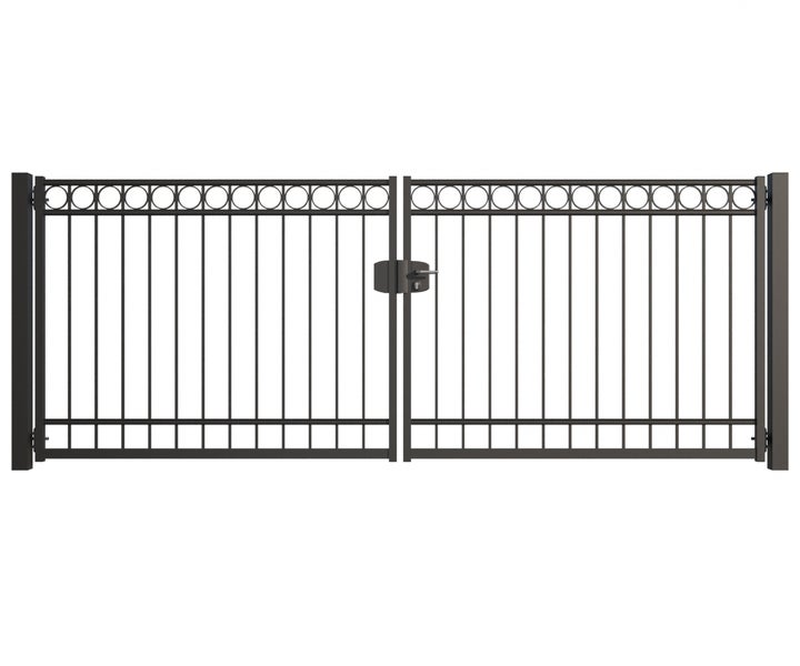 Doppeltor aus Metall mit Zierornamenten