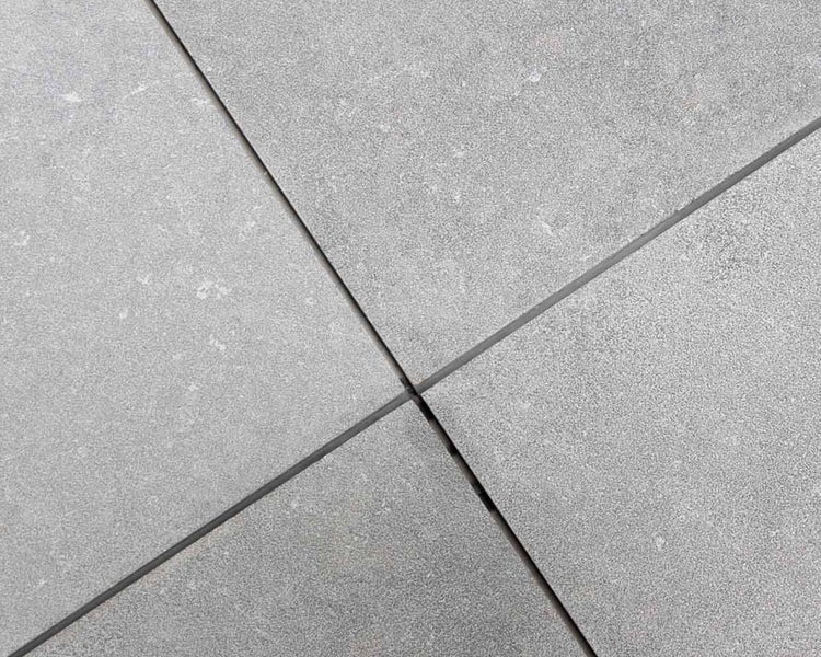 Wohnrausch Kalkstein Terrassenplatten SUES GREY 91,5 x 61 x 3 cm, sandgestrahlt, gebürstet, hellgrau
