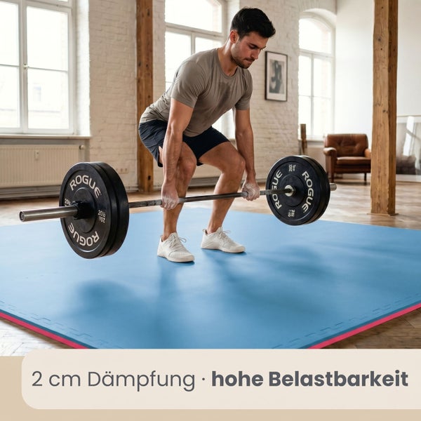 Mann beim Krafttraining mit Langhantel auf blauer Bodenschutzmatte, 2 Zentimeter Dämpfung und hohe Belastbarkeit, heller Raum.