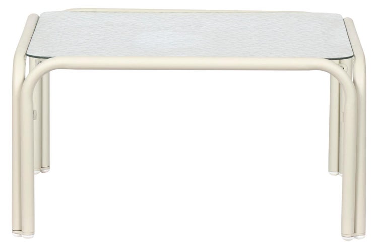 Beistelltisch mit hellem Metallgestell und strukturierter Glasplatte.