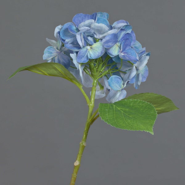 Künstliche Hortensie in Blau mit grünem Stiel und zwei Blättern.