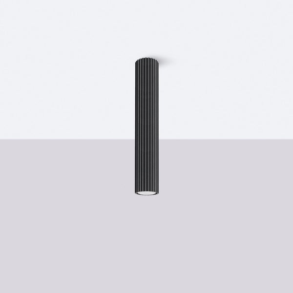 Schwarze Deckenleuchte mit gerippter Oberfläche.